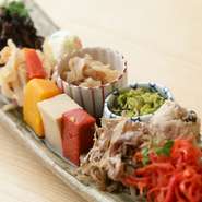 月ごとに異なる献立を用意。カウンターでゲストの訪れを待つ色とりどりの『おばん菜』たちもまた、その時期ならではのラインナップ。今日飲みたい一杯にぴったりのひと品が見つかります。