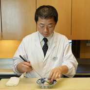 素材選びや調理はもちろん、料理を提供する瞬間も大切にしている松上氏。会話の様子にお酒の進み具合。1つひとつの息遣いから、最もゲストを喜ばせられるタイミングをしっかりと見極めています。