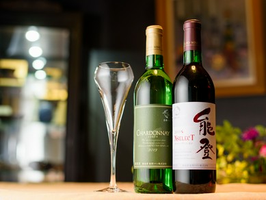 日本ワインを中心に厳選したラインナップ