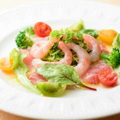 フレッシュな魚介と旬野菜が彩り豊かな『白身魚のカルパッチョ　季節野菜添え』