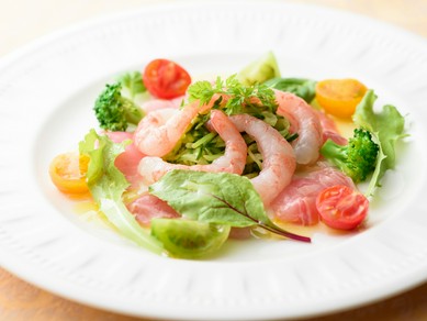 フレッシュな魚介と旬野菜が彩り豊かな『白身魚のカルパッチョ　季節野菜添え』