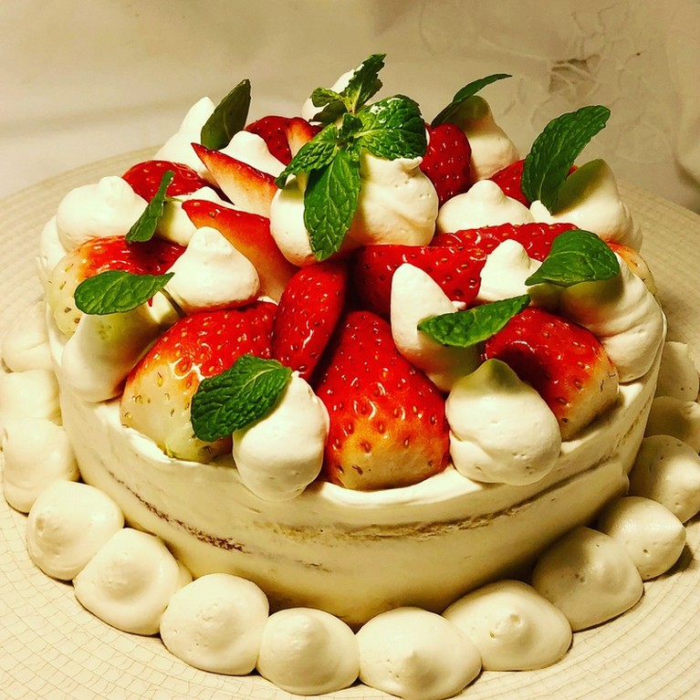 コースを締めくくる贅沢なデザート、しっとり焼き上がった『ホールケーキ』