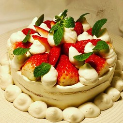 コースを締めくくる贅沢なデザート、しっとり焼き上がった『ホールケーキ』