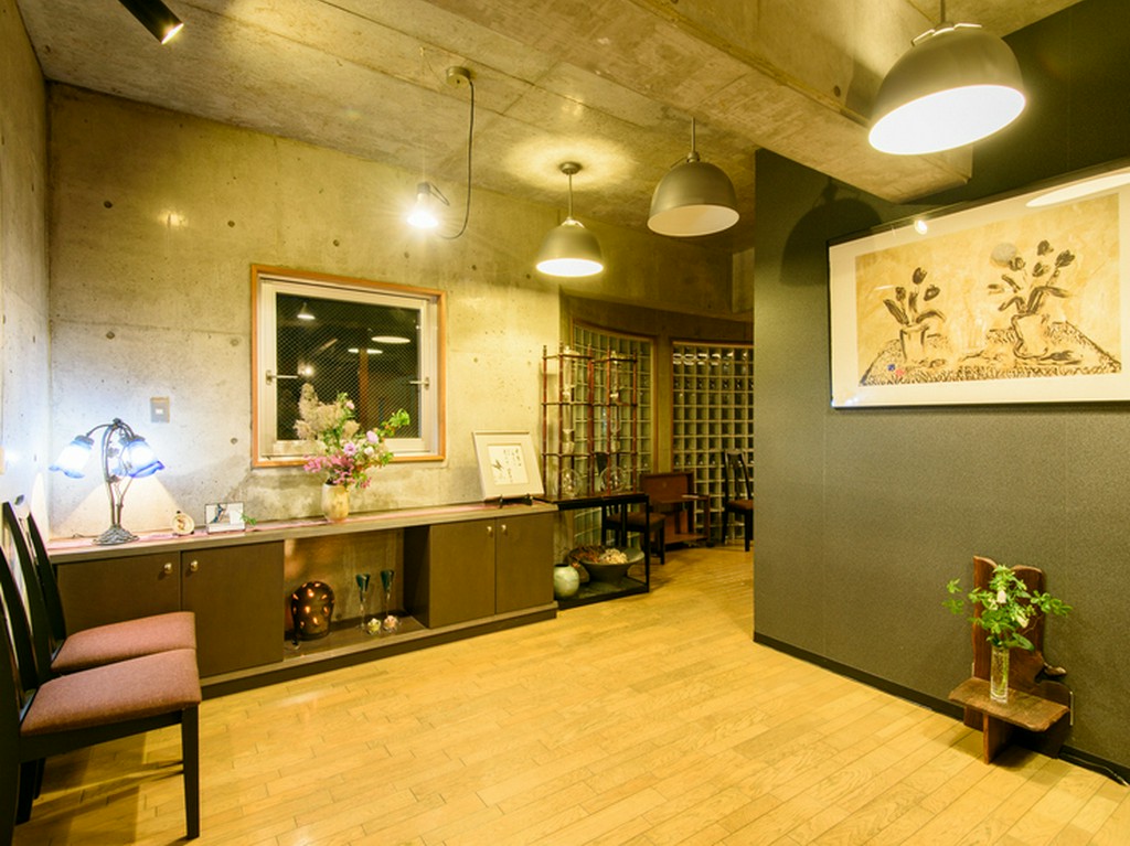 アンティークや絵画など、随所にこだわった店内