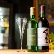 オーナーがおいしいと思う日本ワインをセレクト。能登のワインもあります。