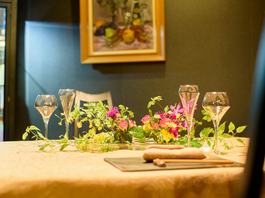 生花をあしらい、潤いを感じさせるテーブルセッティング
