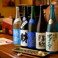 富山県の地酒を中心に、料理に合わせやすく飲みやすいお酒が揃う