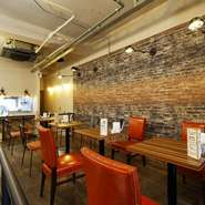 レンガ風の壁や木目が印象的なテーブル＆カウンター、ミッドセンチュリー風の家具などを採用した店内は、ラーメン店というよりはカフェやダイナーのようなオシャレな雰囲気。ジャズの流れるスタイリッシュ空間です。