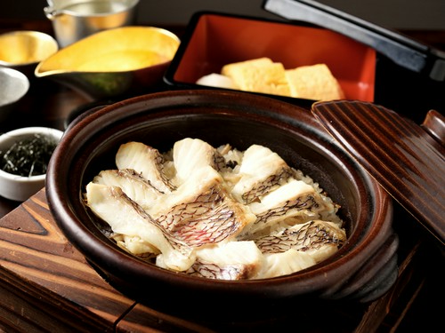 炊き立てでおいしい『鯛の土鍋ご飯』