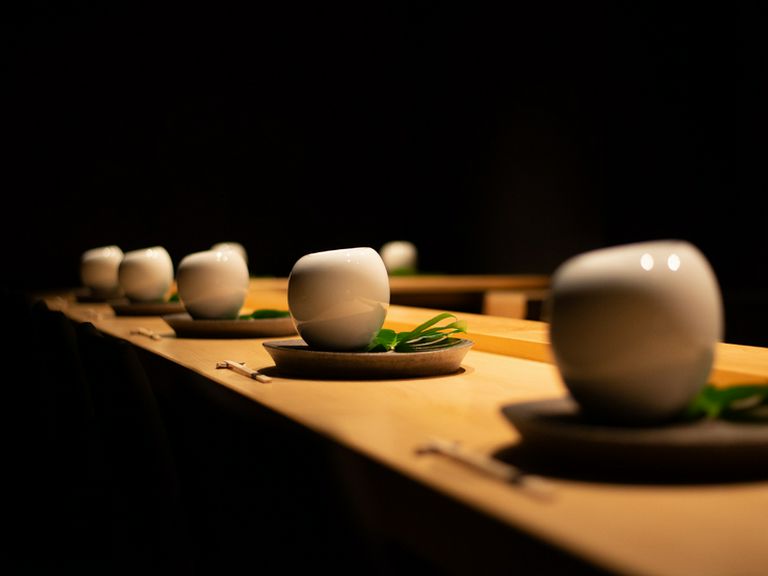 アニバーサリーディナーに向く、劇的空間とドラマチックな料理