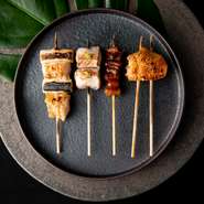 大阪と東京で活躍後、「鶏肉などの福岡の食材に惚れこんだ」澁谷シェフが、フレンチの技が冴える独創的な焼鳥と季節の皿を提供。30種もの品で彩る『シェフおまかせコース』で、鶏一羽のほぼ全部位を満喫できます。