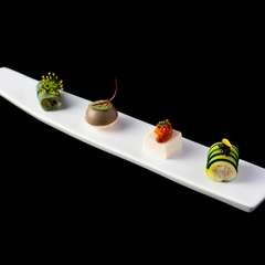 季節の彩りと香り、旬の滋味に心がほどける『4種のアミューズ』（鶏ささみ、レバーパテ、雲丹、ずわい蟹）