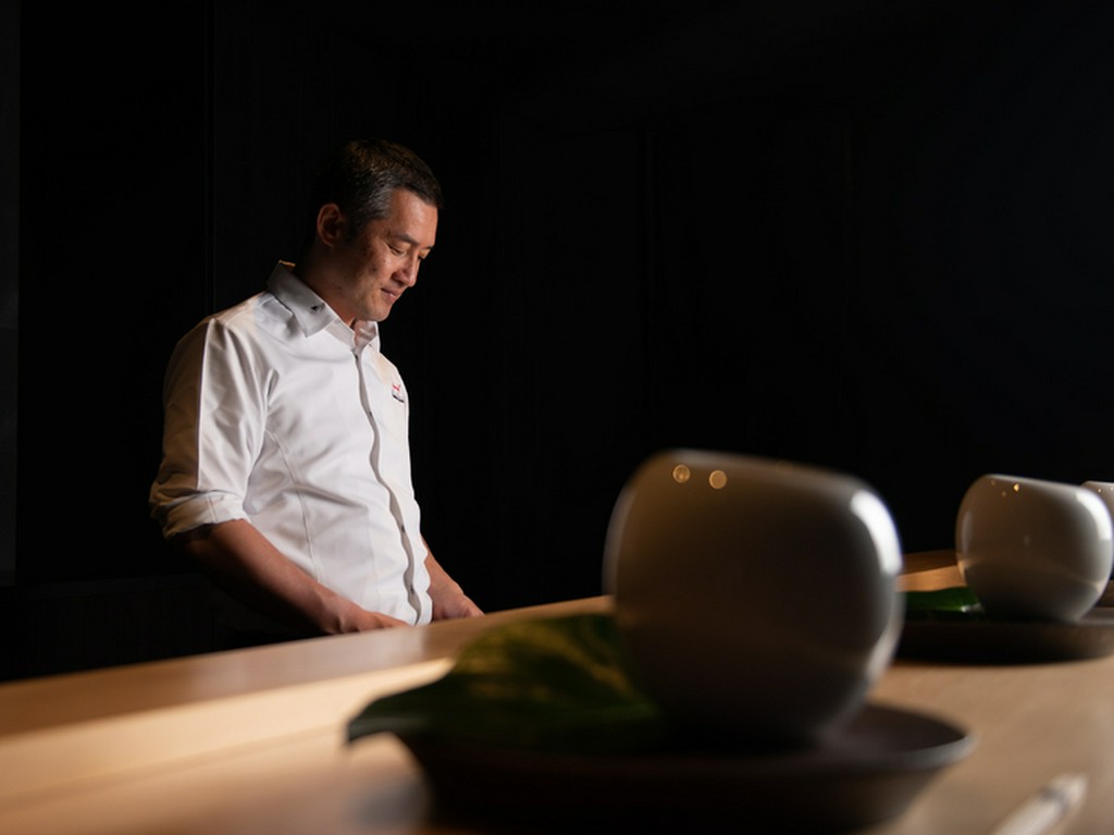 カウンター席をメインとし、お客様のニーズに即した接客に努める