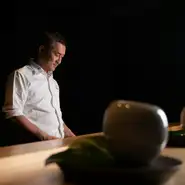 漆黒の闇に料理が浮かぶような照明を配したカウンター席で、お客様一人一人のニーズとシーンに応じたもてなしを心がけています。スタイリッシュでありつつ、店の雰囲気は親しみやすく和やか。ぜひ、お気軽にどうぞ！