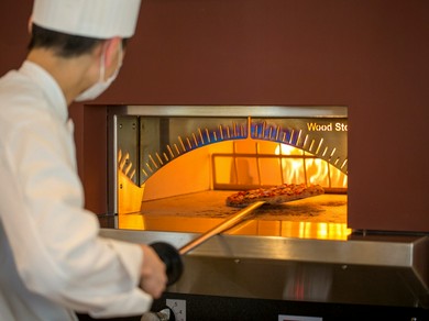 店内には本格的なピザ窯も