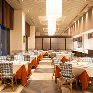 店内にはヨーロッパのブラッスリーを思わせるダイニング空間や、プライベート感あるブース席などがレイアウトされ、ゲストのあらゆるシーンに応える一軒である。