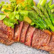 ゆっくりと静かなディナーを堪能できます。大切な方をおもてなすのに最適なお店です。コースも各種用意されているので、ぜひ問い合わせを。

