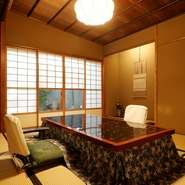昭和期の2階建ての日本家屋に4部屋の個室を設え。1階には畳に座椅子を設えた牡丹・桜の間が、2階には畳にテーブル席を配した寿・水仙の間があり、利用シーンに応じて、最大16名様が一堂に会せます。