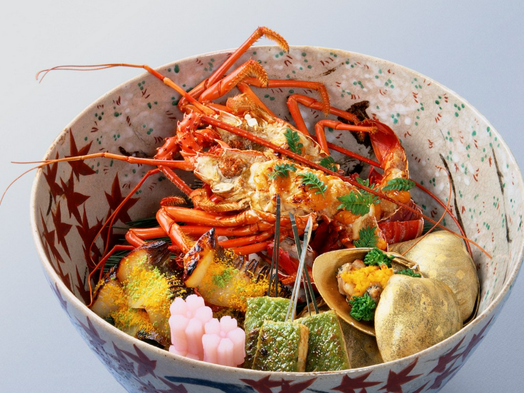 大鉢や大皿で盛り付けの妙を愛でられる、季節の『盛り込み』