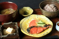 水・木曜日のお昼にはランチ営業もあり。お昼限定の定食メニューを楽しめます。※11:30~14:00(L.O.13:45)水・木のみ