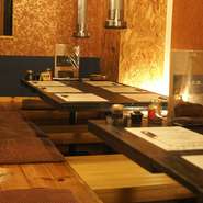 リラックスして食事を満喫できる、掘りごたつ式の座敷が2卓完備されています。最大16名まで収容可能なので、家族行事や宴会にもぴったりです。希望する場合は、予約時に申し出を。