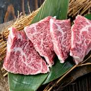 さしの入った仙台牛は旨みがあり、一口食せばまるでステーキのような幸福感が。山形牛は赤身肉でジューシーな旨みが口いっぱいに広がります。それぞれ、同店を訪れたなら必食の看板メニューです。