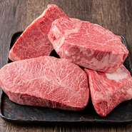 精肉店が運営する同店。黒毛和牛を一頭買いすることにより、様々な希少部位の提供を実現しています。牛骨からとっただしを使った『秘伝の肉つゆ』や『ねぎわさび』などの自家製ダレで、上質な肉を更に満喫。