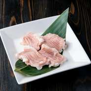 新鮮な「山形牛」のホルモンを種類豊富に取り揃えています。ザクザクの『ウルテ』やフワフワの『リードボー』他多数の個性溢れる部位を食べ比べ、自身好みのおいしさを見つけてみては。