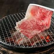 適した部位を目利きし、薄切りにして提供。シンプルながらも、肉の魅力を最大限に引き出す包丁さばきに技が光る一品です。炭火でサッと焼き、割下やポン酢、おろしスープなどと共に食します。