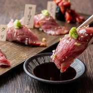 ブランド和牛をよりおいしく食せるよう、肉質を見極めたカットの仕方や、つけダレにこだわっています。京都ならではのだしを使用したものなど、自家製ダレを3種用意。肉の旨みを心ゆくまで満喫できる一軒です。