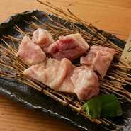 第4の胃袋、別名：ギアラ。柔らかめで食べやすく、脂肪があり味わいは濃厚。