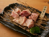 第4の胃袋、別名：ギアラ。柔らかめで食べやすく、脂肪があり味わいは濃厚。