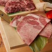 ヤミツキになる食感と脂のおいしさ。厚切りと薄切り、好みのスタイルを選べます。
