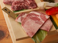 ヤミツキになる食感と脂のおいしさ。厚切りと薄切り、好みのスタイルを選べます。