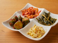 定番のナムルやキムチをはじめ、気軽にオーダーできるスピードメニューも充実。