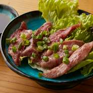 オーダーを受けてからお肉をカットし、ゲストのために1品ずつ仕上げる『レアステーキ』。素材の持ち味を引き出す繊細な火入れには、肉に長年向き合ってきた店主の職人技を垣間見れます。
