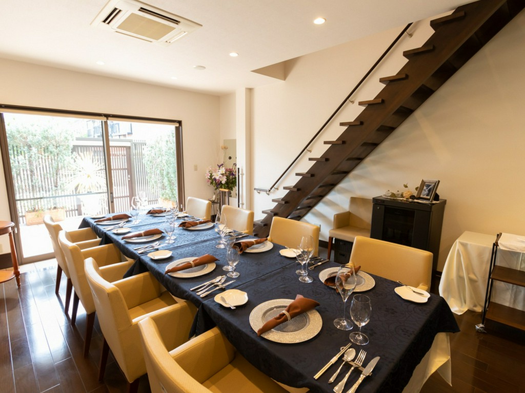 夜は一組限定の特別な時間を、上質な料理とサービスで提供