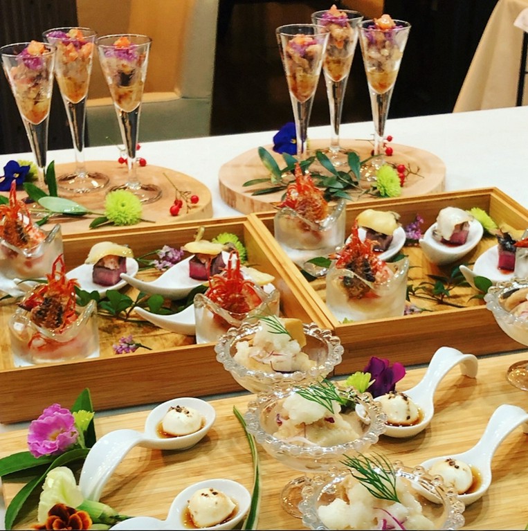 庭で育った植物も使った、華やかなスタイリング でお出迎え