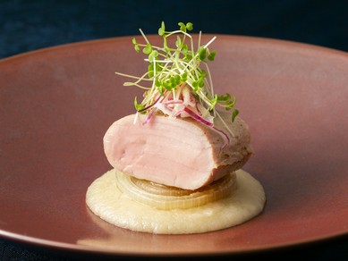 丁寧な火入れで絶妙に仕上げた『天草ポークフィレ肉のロースト　オニオンバターソース』