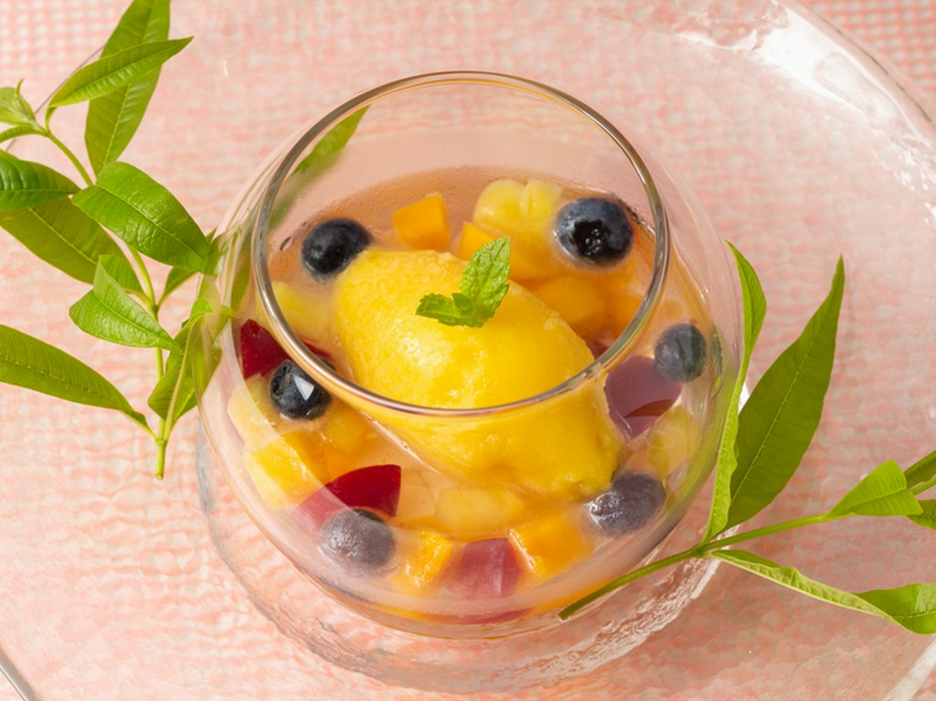 フルーツの白ワインとベルベーヌの香りのスープ仕立て　マンゴージェラート添え