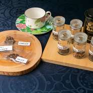 コースを締めくくるお茶でがっかりして欲しくないから、紅茶とコーヒーにもこだわる同店。府内の専門店からのコーヒーは現地で直接買い付けた豆も入荷するとか。コーヒーも紅茶も数種から香りを試して選べます。