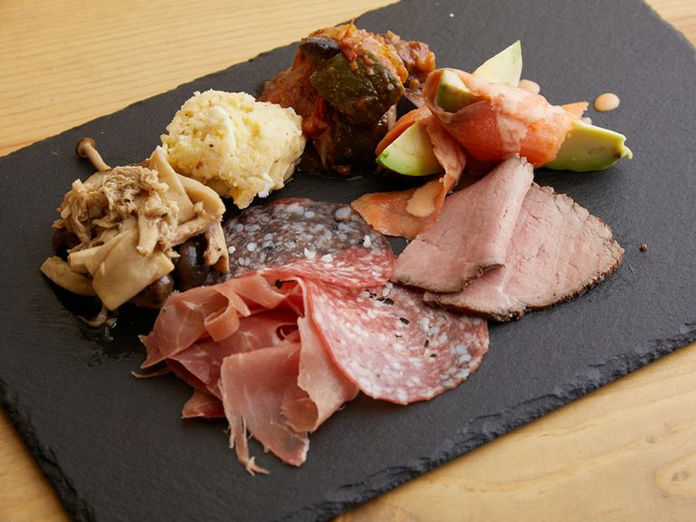 目にも楽しくバラエティ豊かな『前菜盛り合わせ』