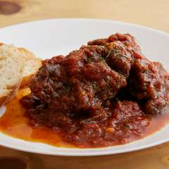 ホロッと崩れるほどやわらかな『牛ほほ肉の赤ワイン煮込み』