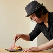 化学調味料を極力使わず、それぞれの素材が持つ本来の味わいを引き出すのが西川さんのスタイル。「マナーなど気にせず楽しいんでほしい」との言葉どおり、自然体のもてなしも魅力です。