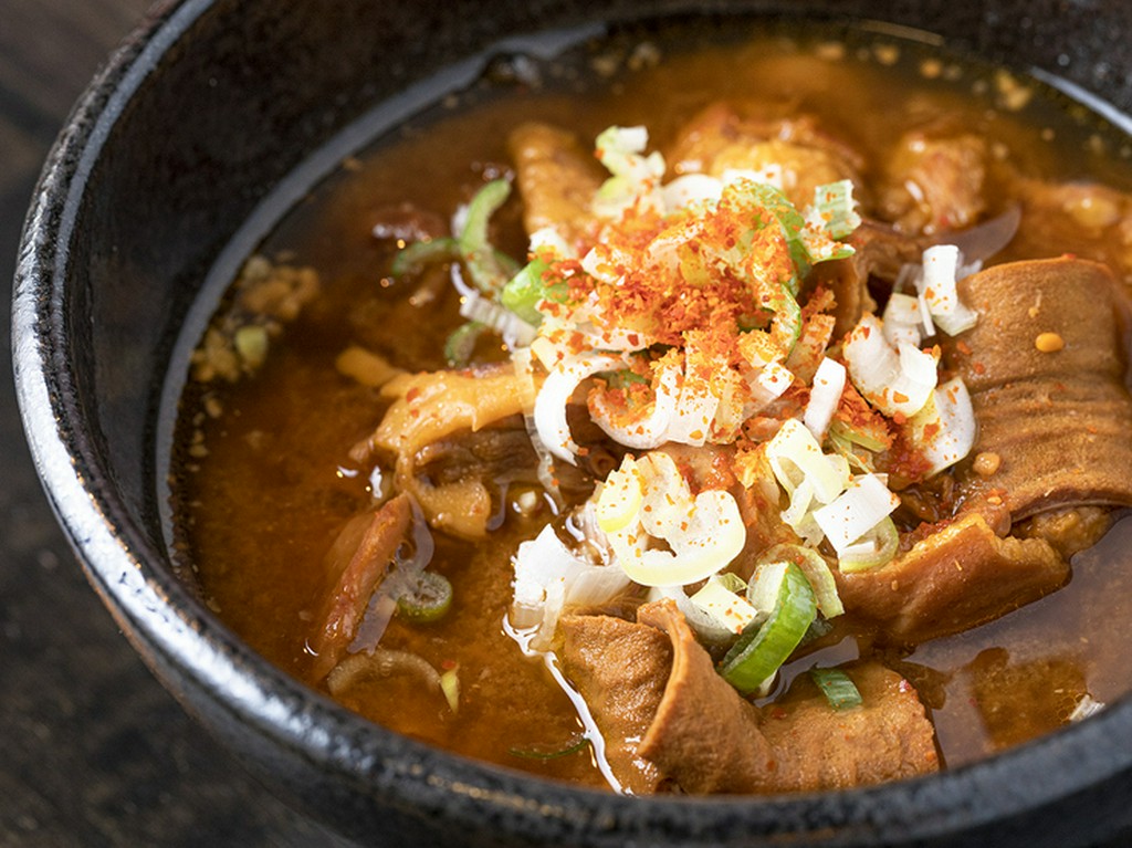 しっかりと濃いめの味わい。リピーターも多い人気メニュー『もつ煮』