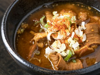 しっかりと濃いめの味わい。リピーターも多い人気メニュー『もつ煮』