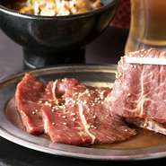 仕入れ先の精肉店と話し合い、最も状態の良いものを入荷しているという『カルビ』。脂の甘さ、肉の味共にしっかりと濃く、ジューシーな旨みを味わえる一品。定番ながらも上質なおいしさに、舌鼓をうってみませんか。