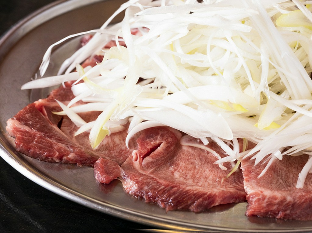 たっぷりの葱と共にサッパリといただく『牛タン』