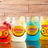 フレッシュな果物を使用したメニュー。専用のグラスが“映える”と若い方に人気。味の種類は、スタンダード、ピンクレモネード(カシス)、オレンジレモネード(オレンジ)、ブルーレモネード(グレフル)があります。