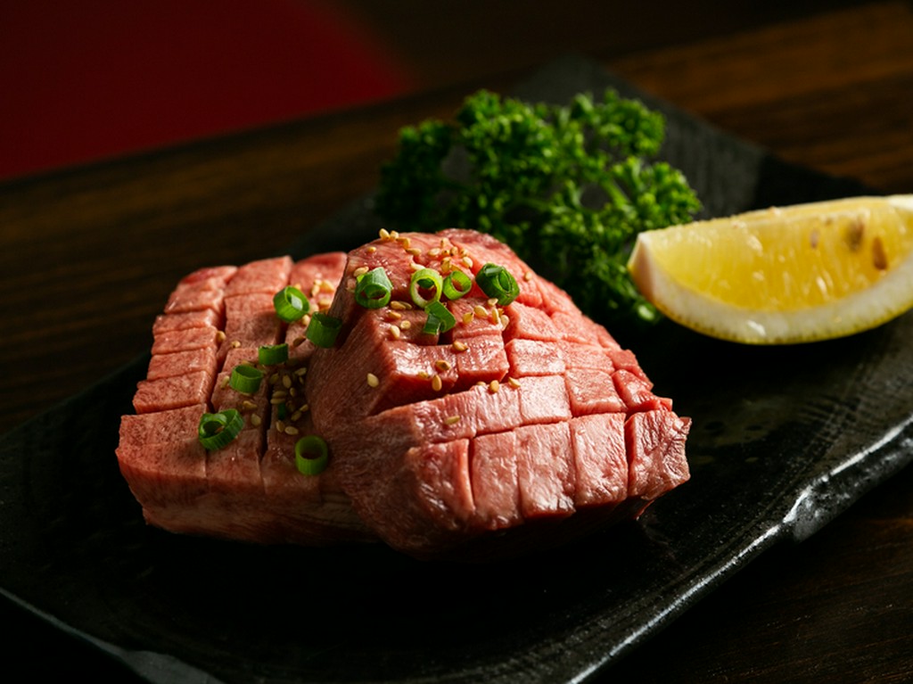 柔らかい食感がクセになる『極厚切牛タン塩　100g』